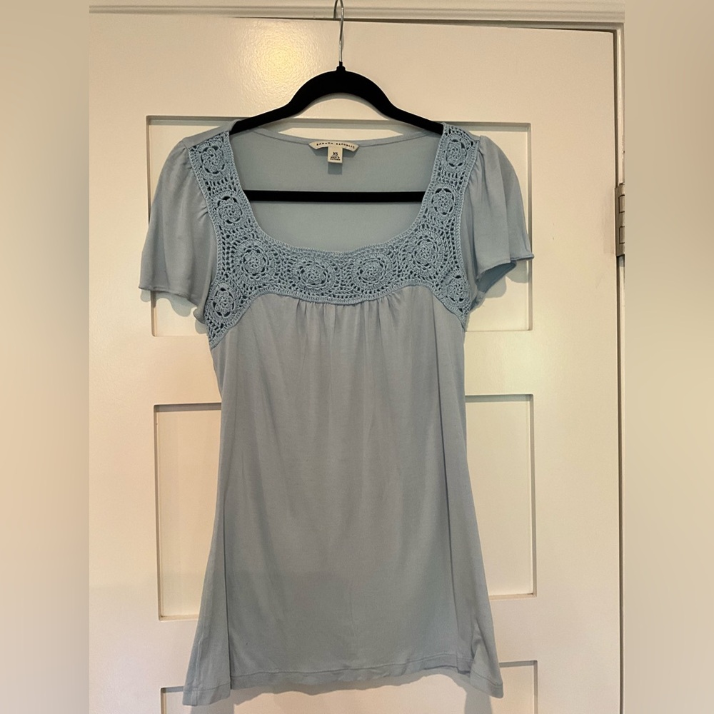 Banana Republic Chic Versatile Cropped Blue Blouse Embellished Neck Women's XS